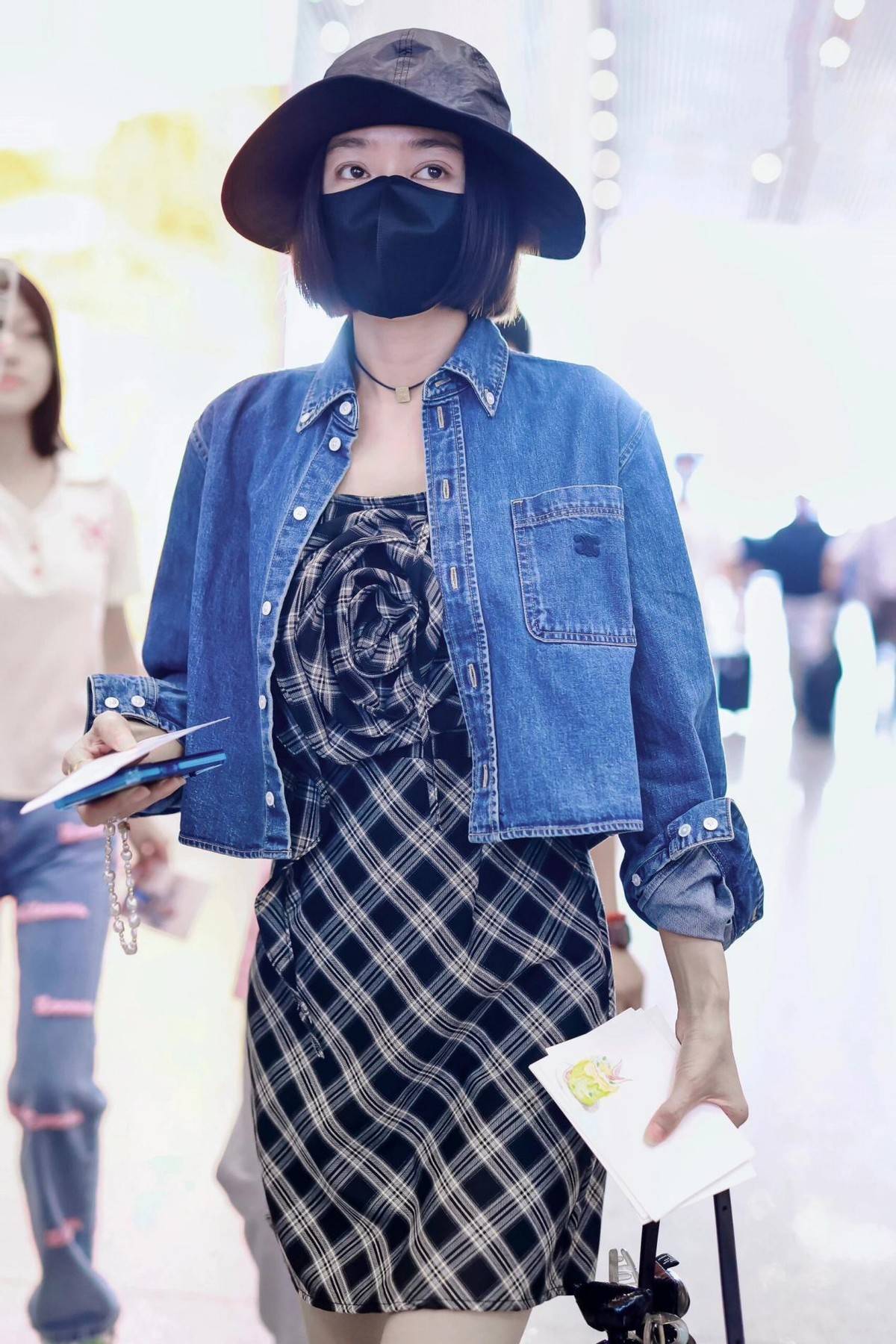 44岁秦岚带火了春季穿搭：皮衣+短裙+小白鞋+棒球帽，时髦又减龄