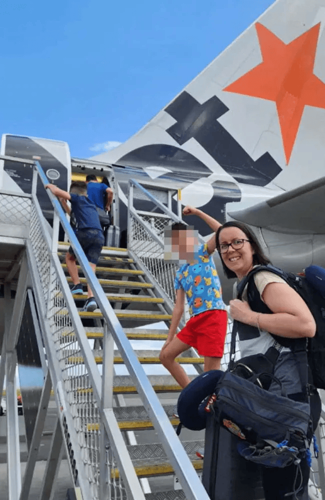 只因做了这事，澳男被赶下飞机，还被空姐骂白痴！