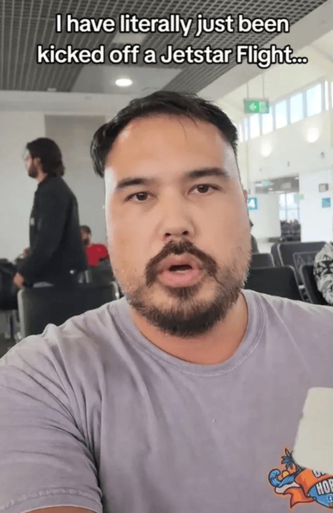 只因做了这事，澳男被赶下飞机，还被空姐骂白痴！