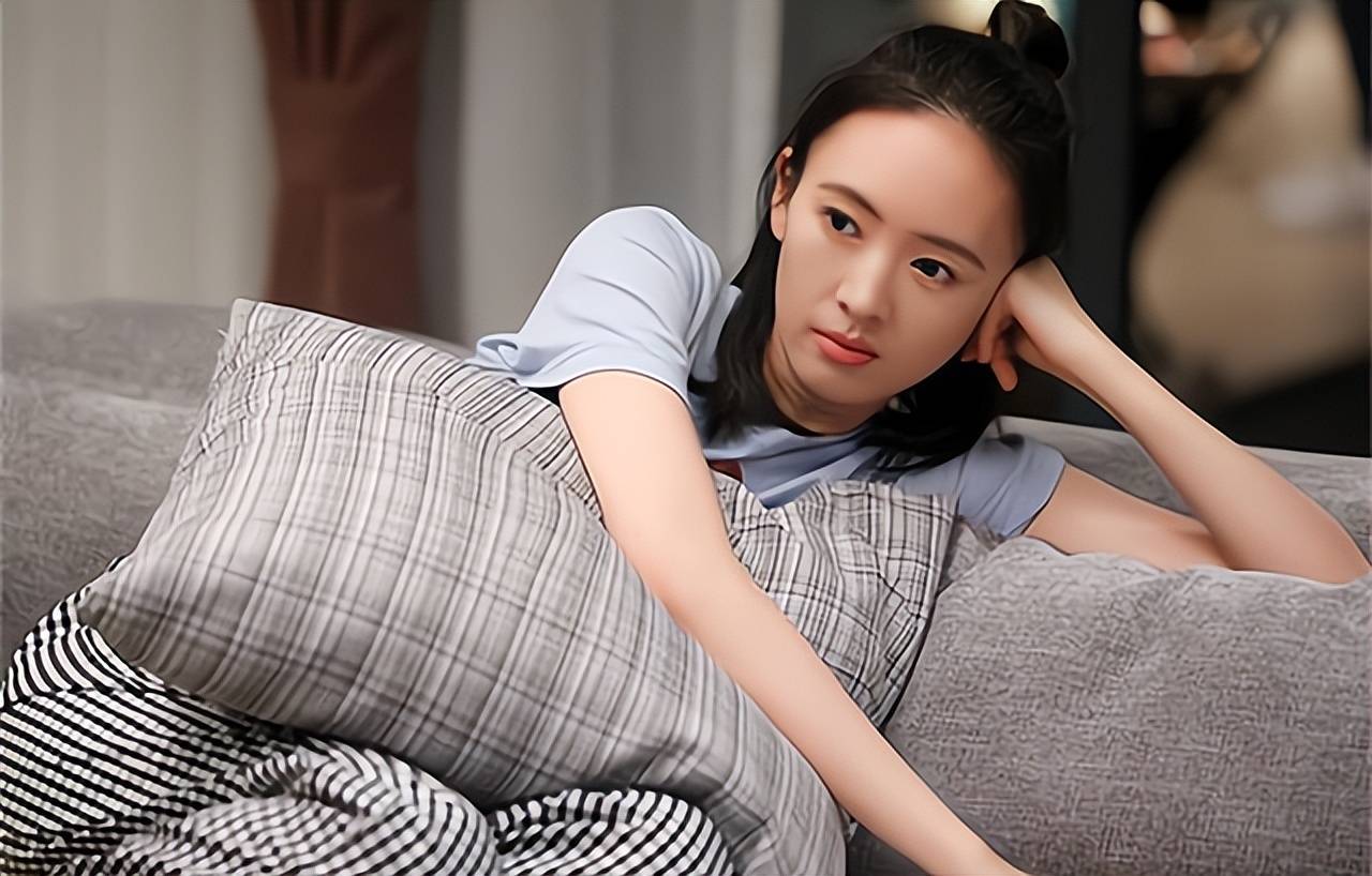 AA制婚姻，丈夫回家看到老婆吃鱼肉母亲吃剩饭，老婆：她不愿意A