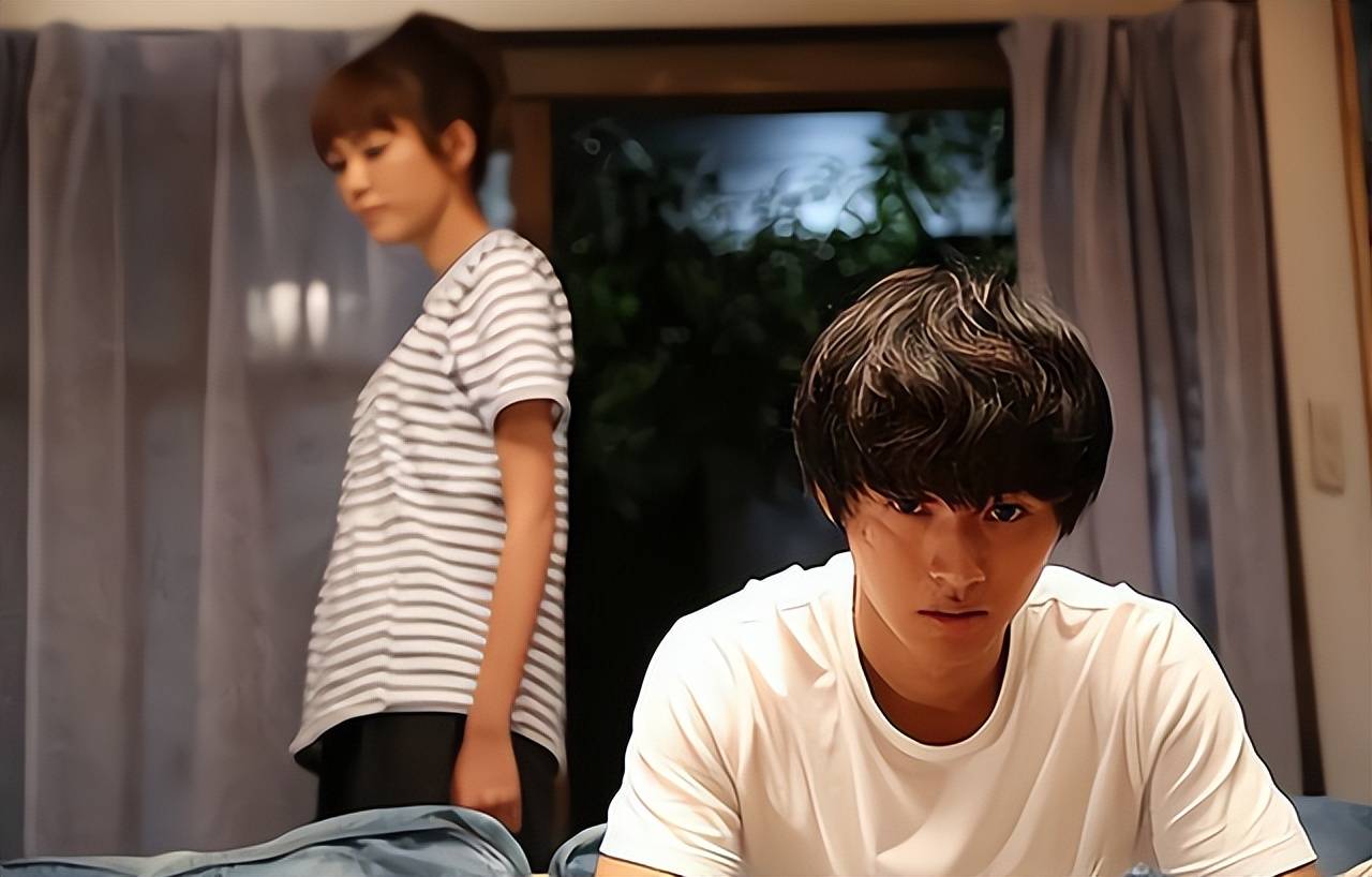 AA制婚姻，丈夫回家看到老婆吃鱼肉母亲吃剩饭，老婆：她不愿意A