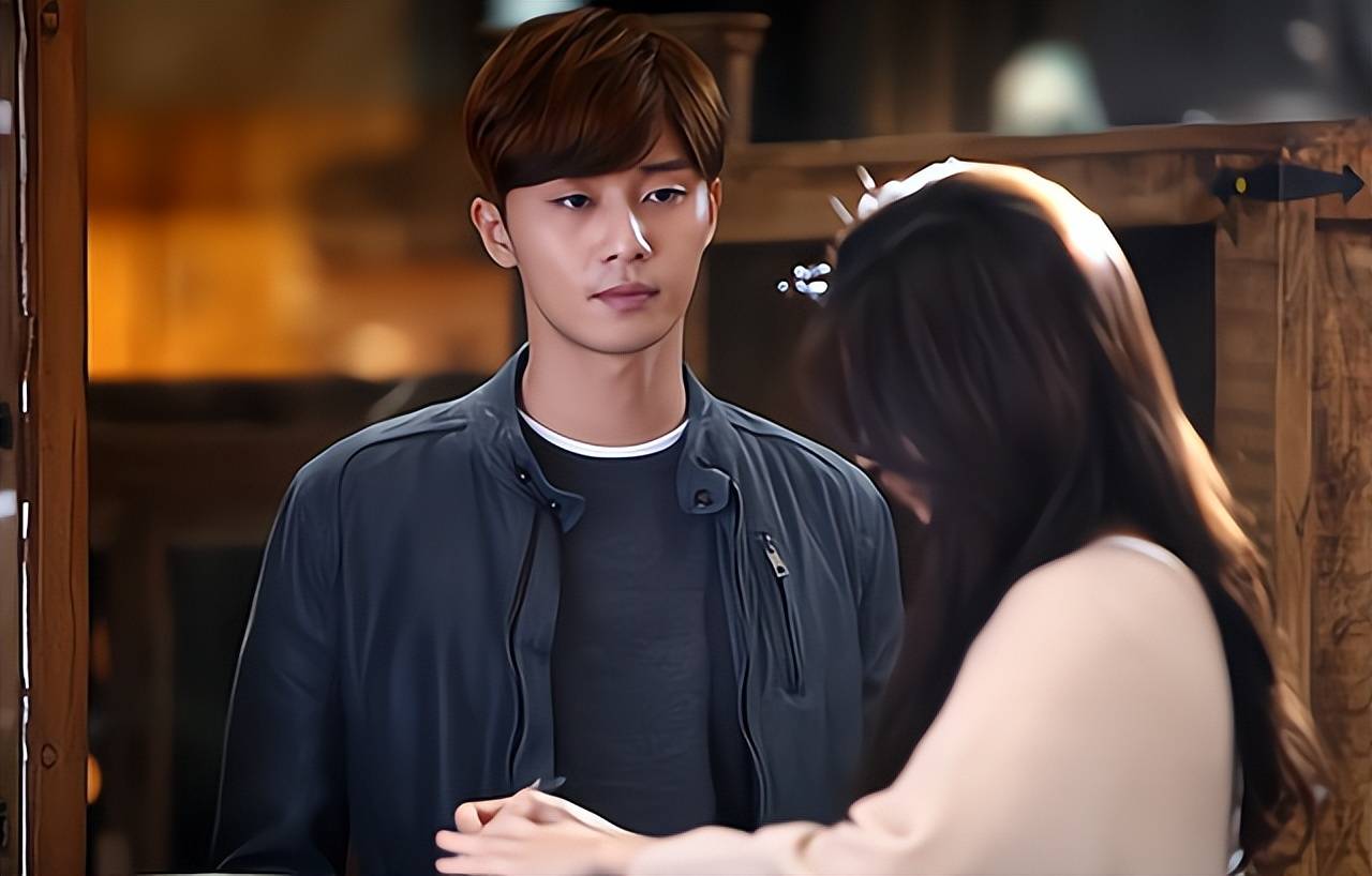 AA制婚姻，丈夫回家看到老婆吃鱼肉母亲吃剩饭，老婆：她不愿意A