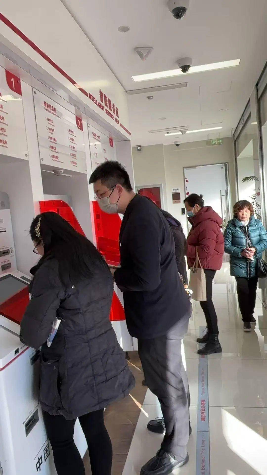 “都在排队取钱！”今天不少人懵了：ATM机都取光了？紧急提醒