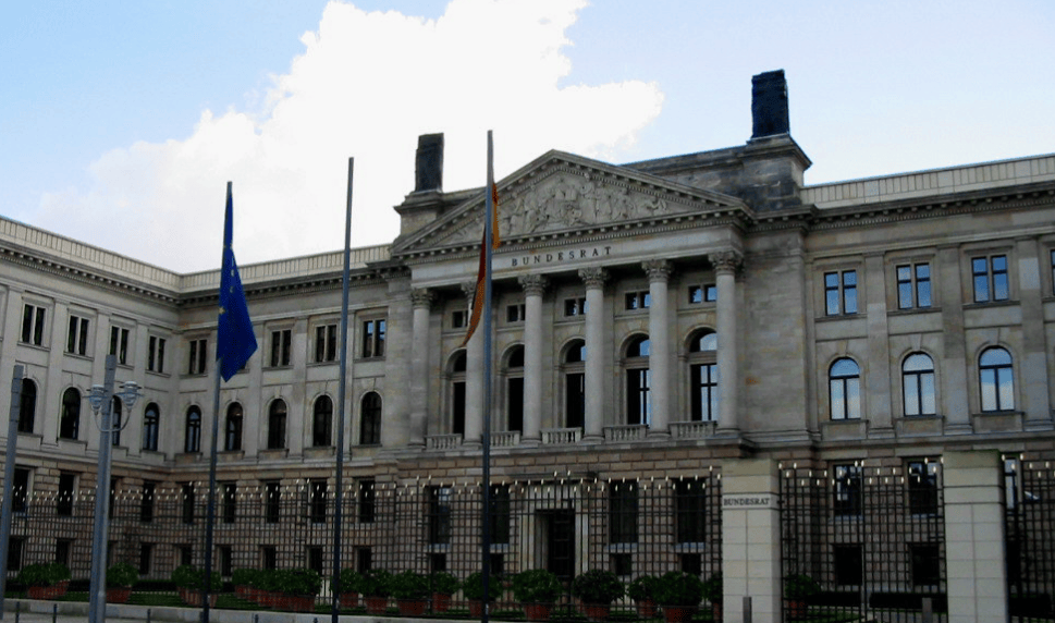 348票比345票！德国上演激烈交锋，默克尔重出江湖，事情大了