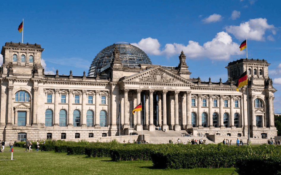 348票比345票！德国上演激烈交锋，默克尔重出江湖，事情大了