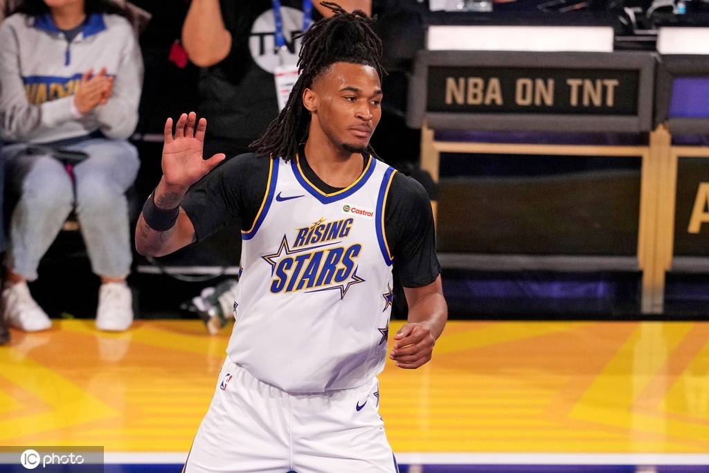 全明星新秀赛:乔治三分球绝杀 穆林队夺冠挺进正赛