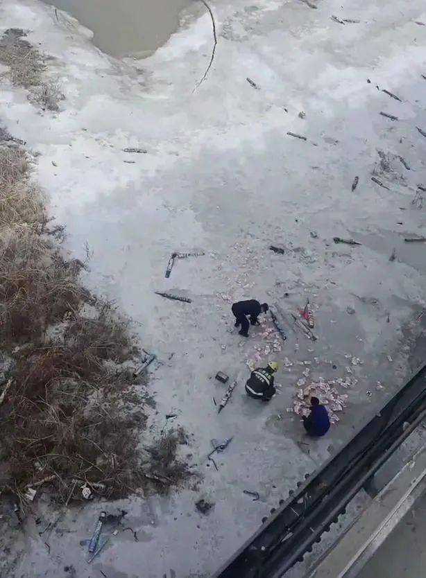 大桥下发现大量百元大钞，知情人：是真钞，最少有10万