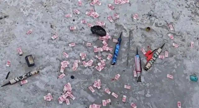 大桥下发现大量百元大钞，知情人：是真钞，最少有10万