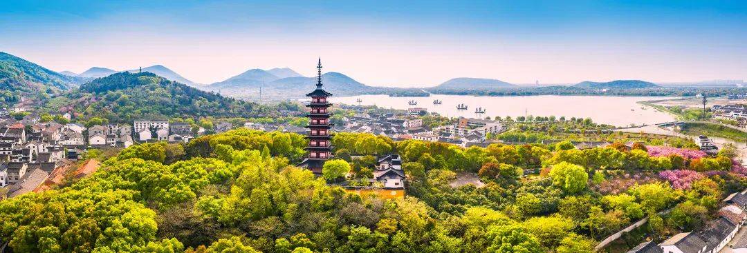 无锡市委书记杜小刚、苏州市委书记刘小涛、淮安市委书记史志军、扬州市委书记王进健、镇江市委书记马明龙带队参加植树活动