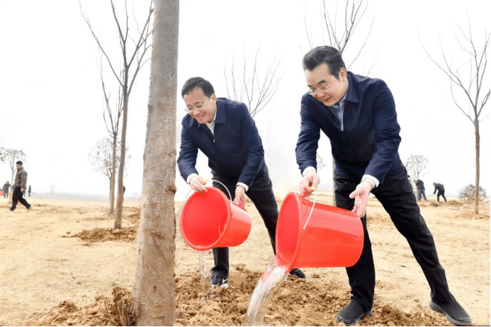 无锡市委书记杜小刚、苏州市委书记刘小涛、淮安市委书记史志军、扬州市委书记王进健、镇江市委书记马明龙带队参加植树活动