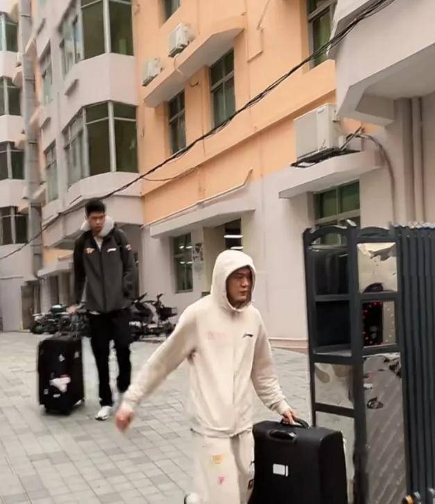 杜锋带13人出征上海!4外援+23兄弟,贝贝获重用