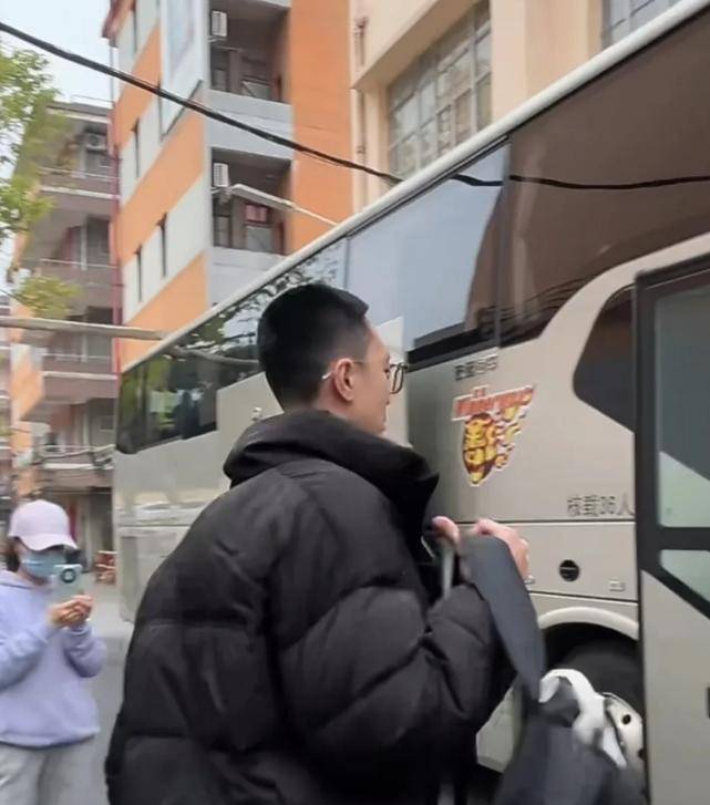 杜锋带13人出征上海!4外援+23兄弟,贝贝获重用