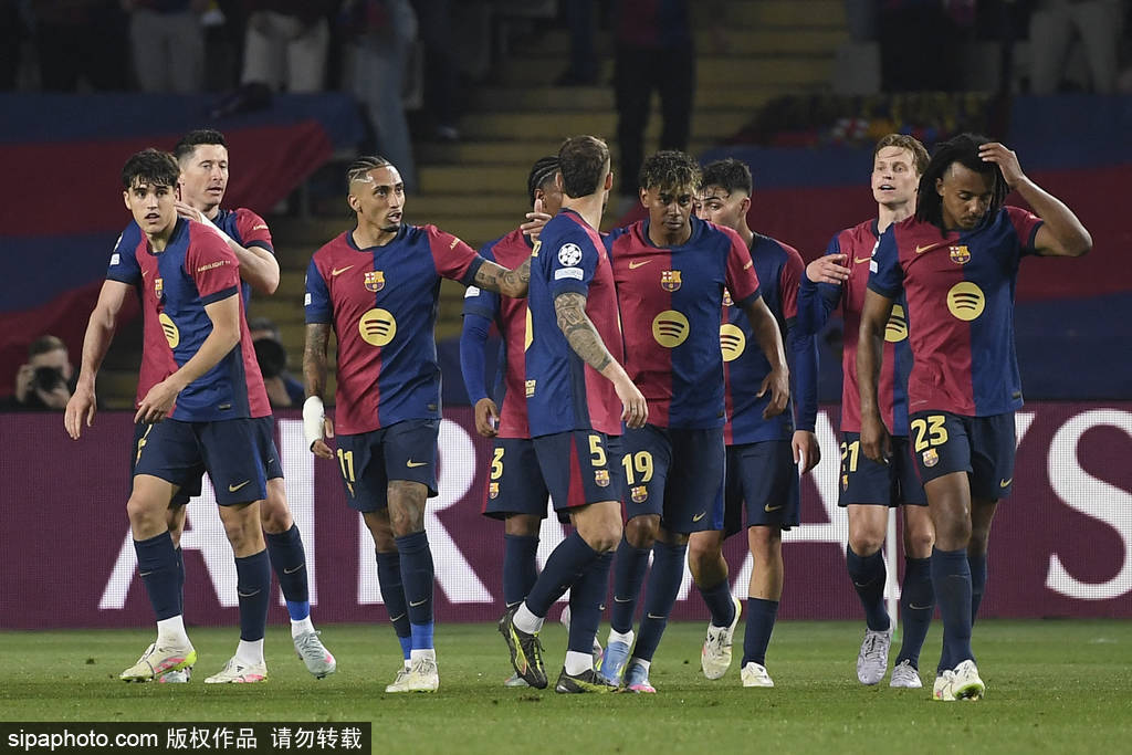 欧冠-莱万2球弑旧主亚马尔拉菲尼亚破门 巴萨4-0多特