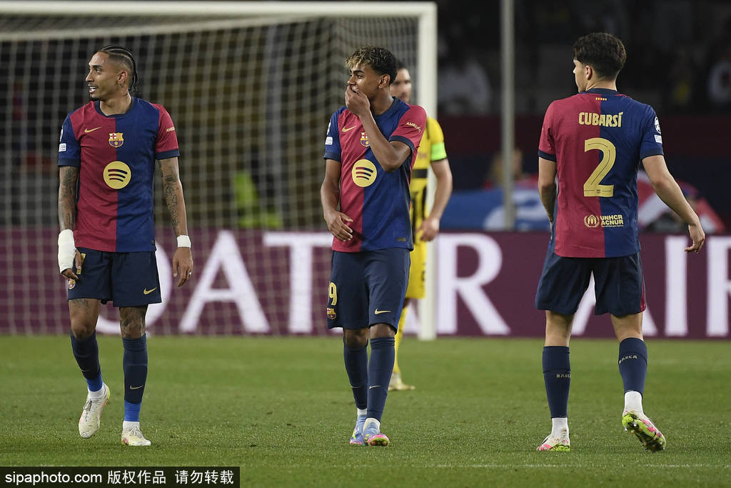 欧冠-莱万2球弑旧主亚马尔拉菲尼亚破门 巴萨4-0多特