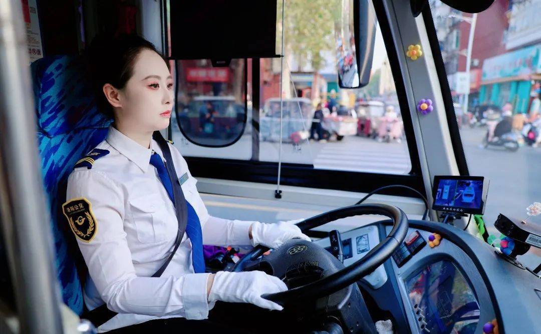 河南身高1米7车模转行当公交司机，开10米大车3年，考A3驾照直接一把过