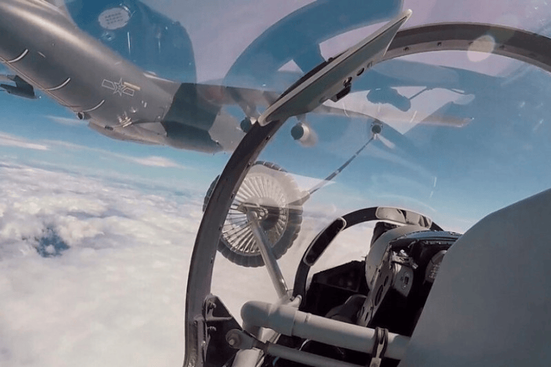 台海上空激烈对峙！美军机凌晨逼近台岛，解放军军机缠斗驱离