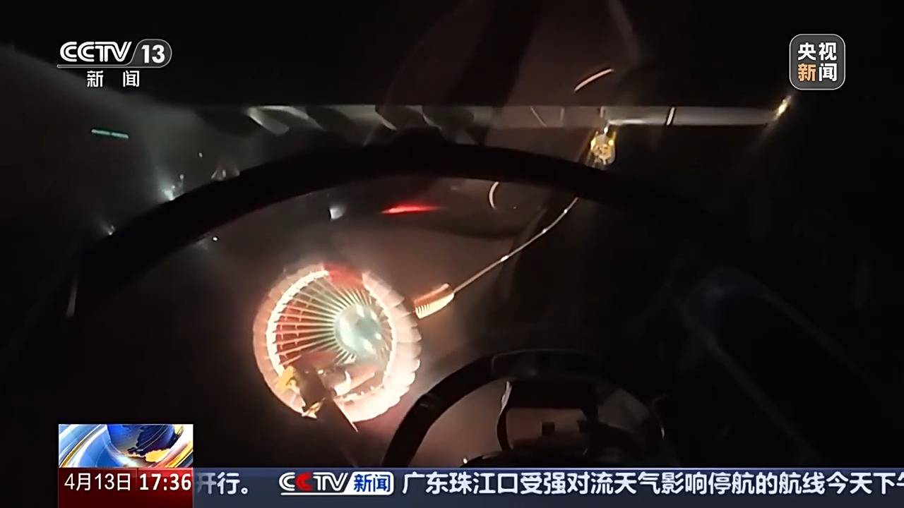 多架歼-16展开多批次、全天候、高强度的空中加油训练