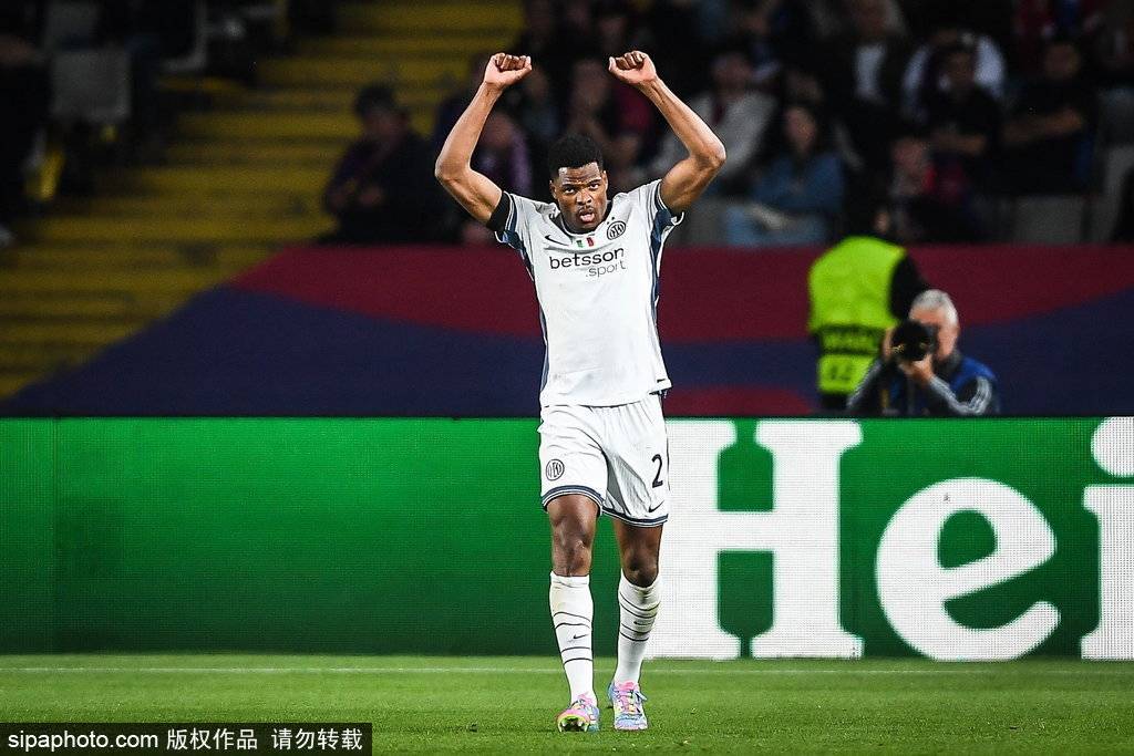 欧冠-进球大战！邓弗里斯2射1传亚马尔破门 巴萨3-3国米