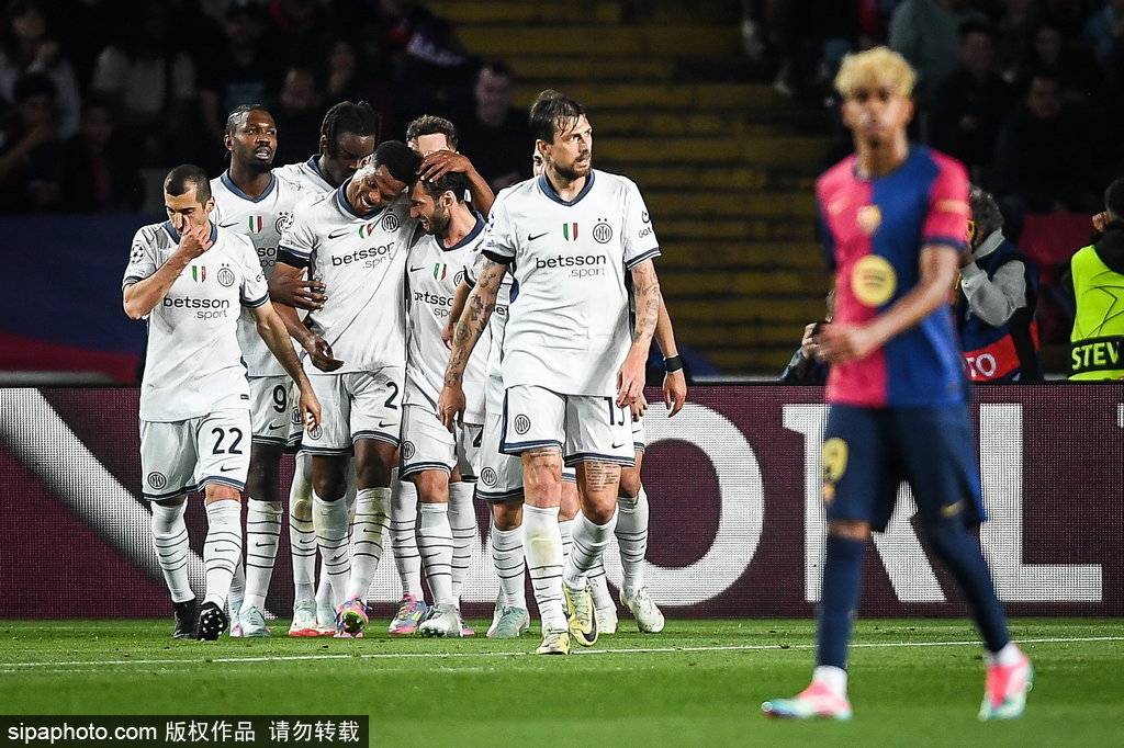 欧冠-进球大战！邓弗里斯2射1传亚马尔破门 巴萨3-3国米