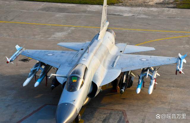 印度宣战！巴军歼10C携PL-15导弹硬刚，巴外长连夜拨通中方电话