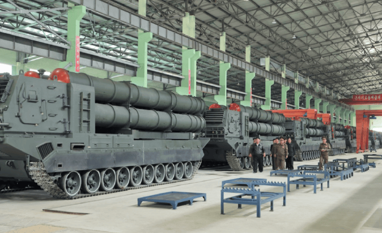 金正恩“跪地”察看，朝鲜“钢铁猛兽”亮相