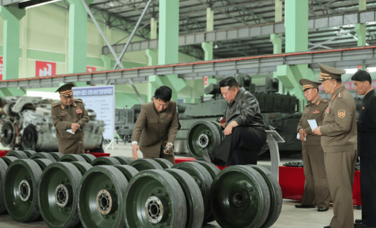 金正恩“跪地”察看，朝鲜“钢铁猛兽”亮相