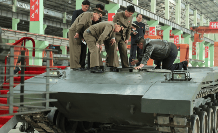 金正恩“跪地”察看，朝鲜“钢铁猛兽”亮相