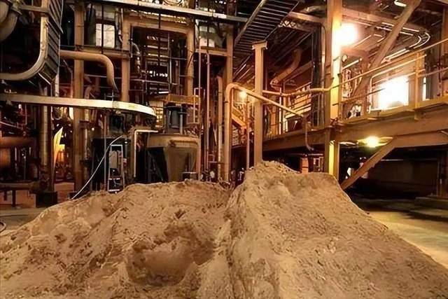 特朗普射出的子弹，正中马斯克眉心，想生产机器人，得向中国求情