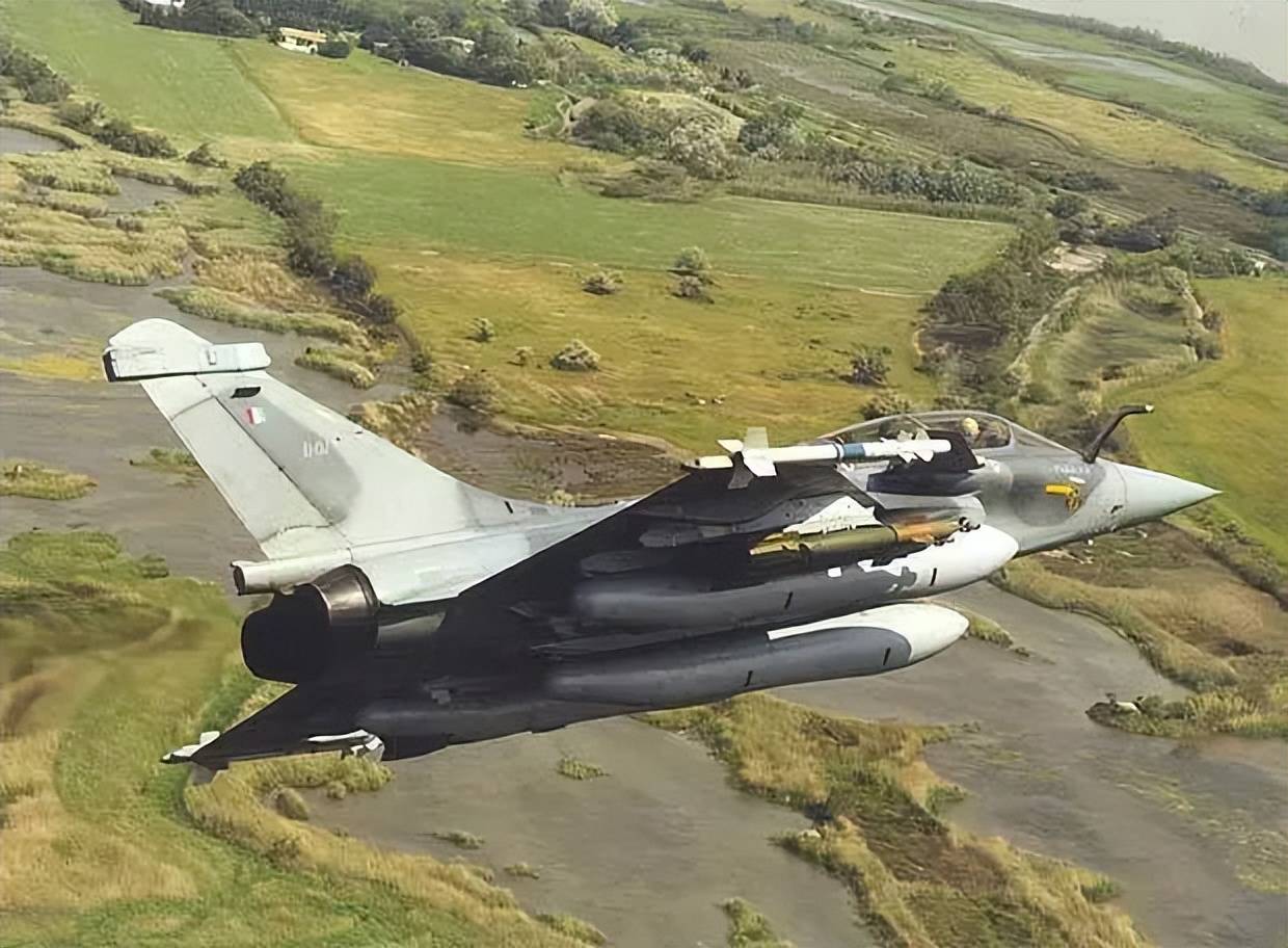 歼-10C赢在哪里？巴防长证实：印巴空战歼-10CP成功逼退“阵风”