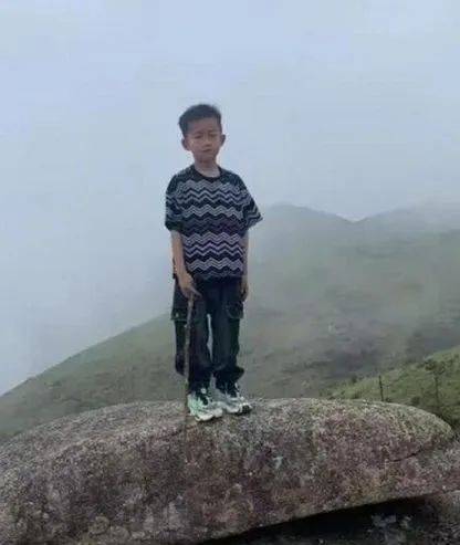 2只搜救犬受伤！发现福建8岁失踪男孩的脚印和糖纸？搜救人员回应
