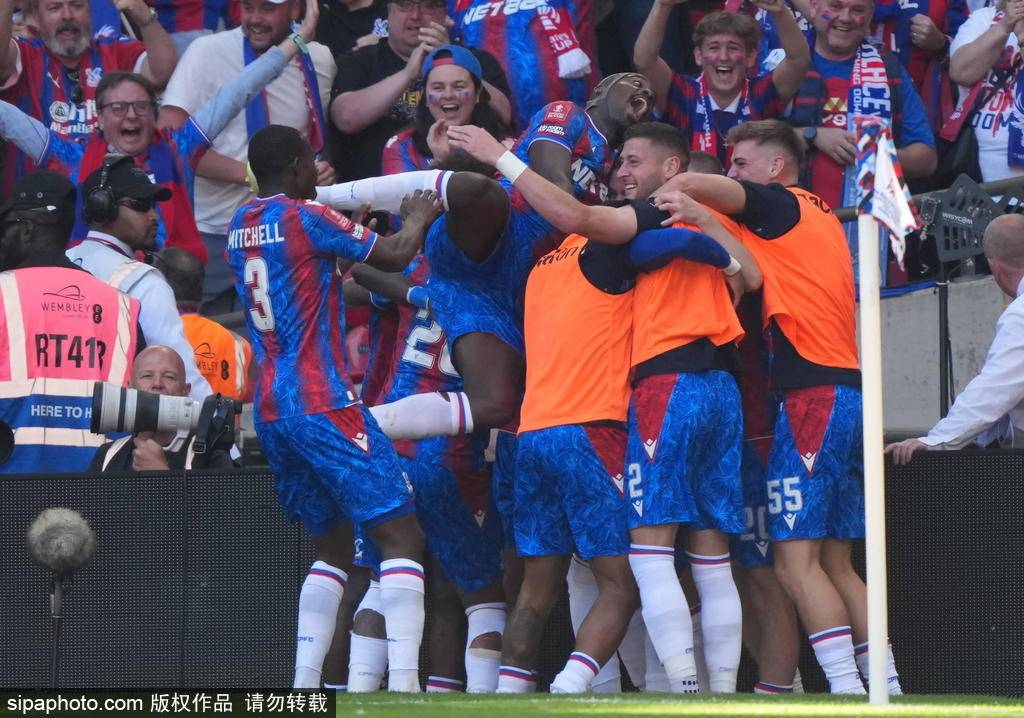 足总杯-埃泽破门马尔穆什失点 曼城0-1送水晶宫夺队史首冠