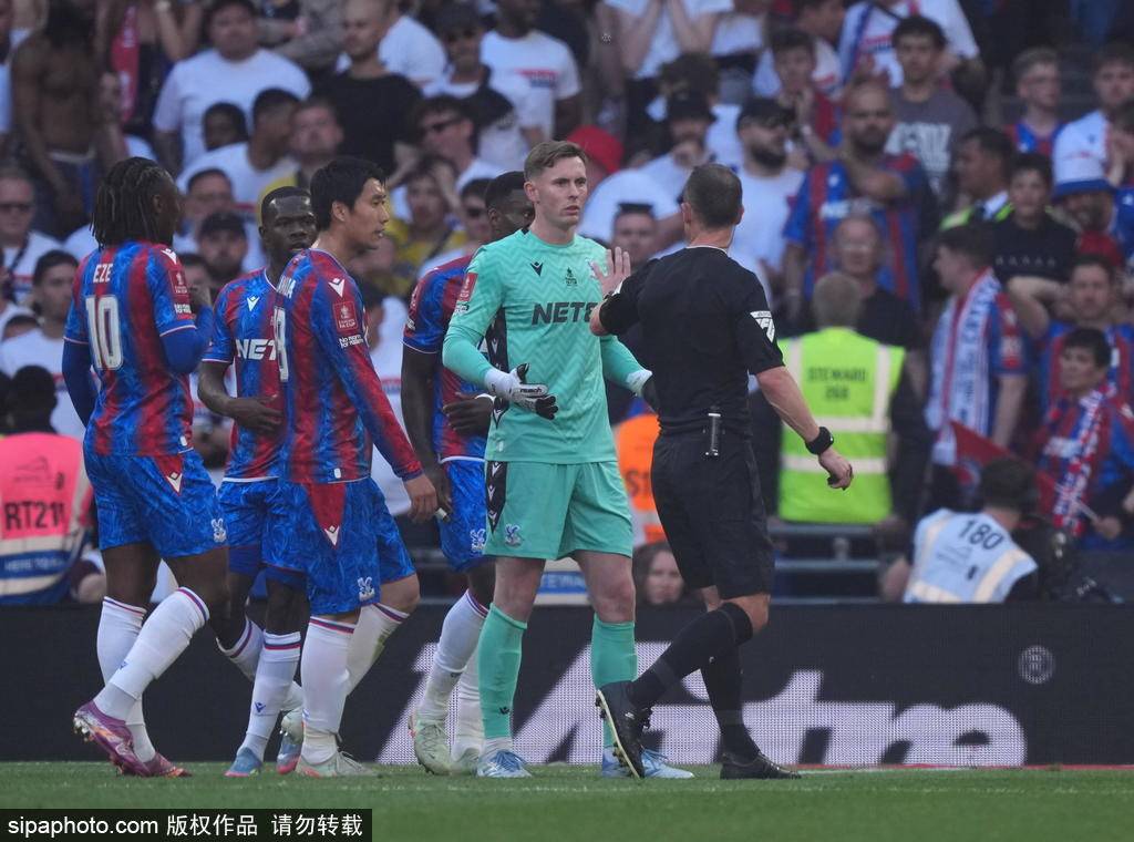 足总杯-埃泽破门马尔穆什失点 曼城0-1送水晶宫夺队史首冠