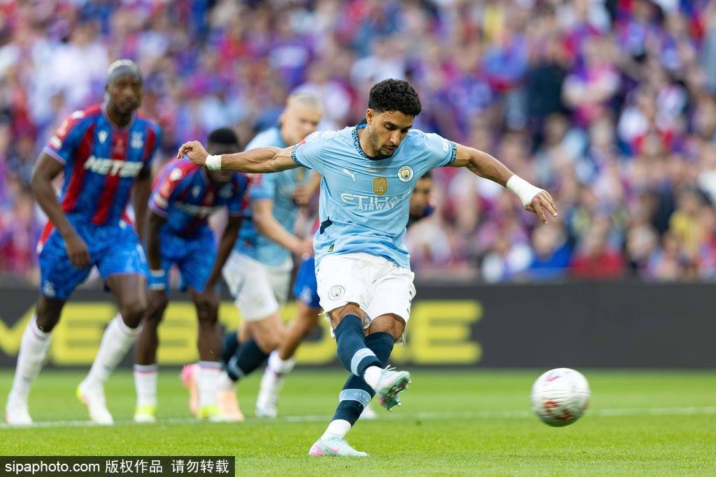 足总杯-埃泽破门马尔穆什失点 曼城0-1送水晶宫夺队史首冠