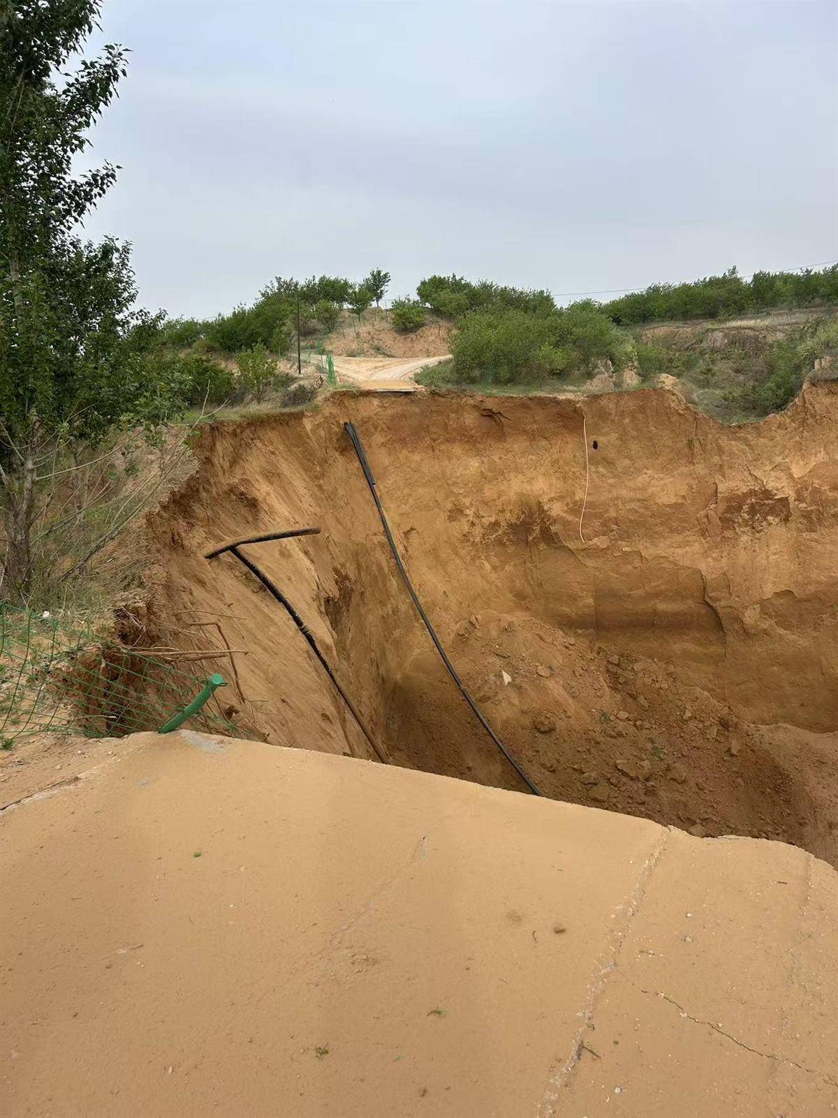 内蒙古一地塌陷形成巨大“天坑”，坑底不断往外喷土，专家分析系“砂涌”，当地政府人员：具体原因正在调查