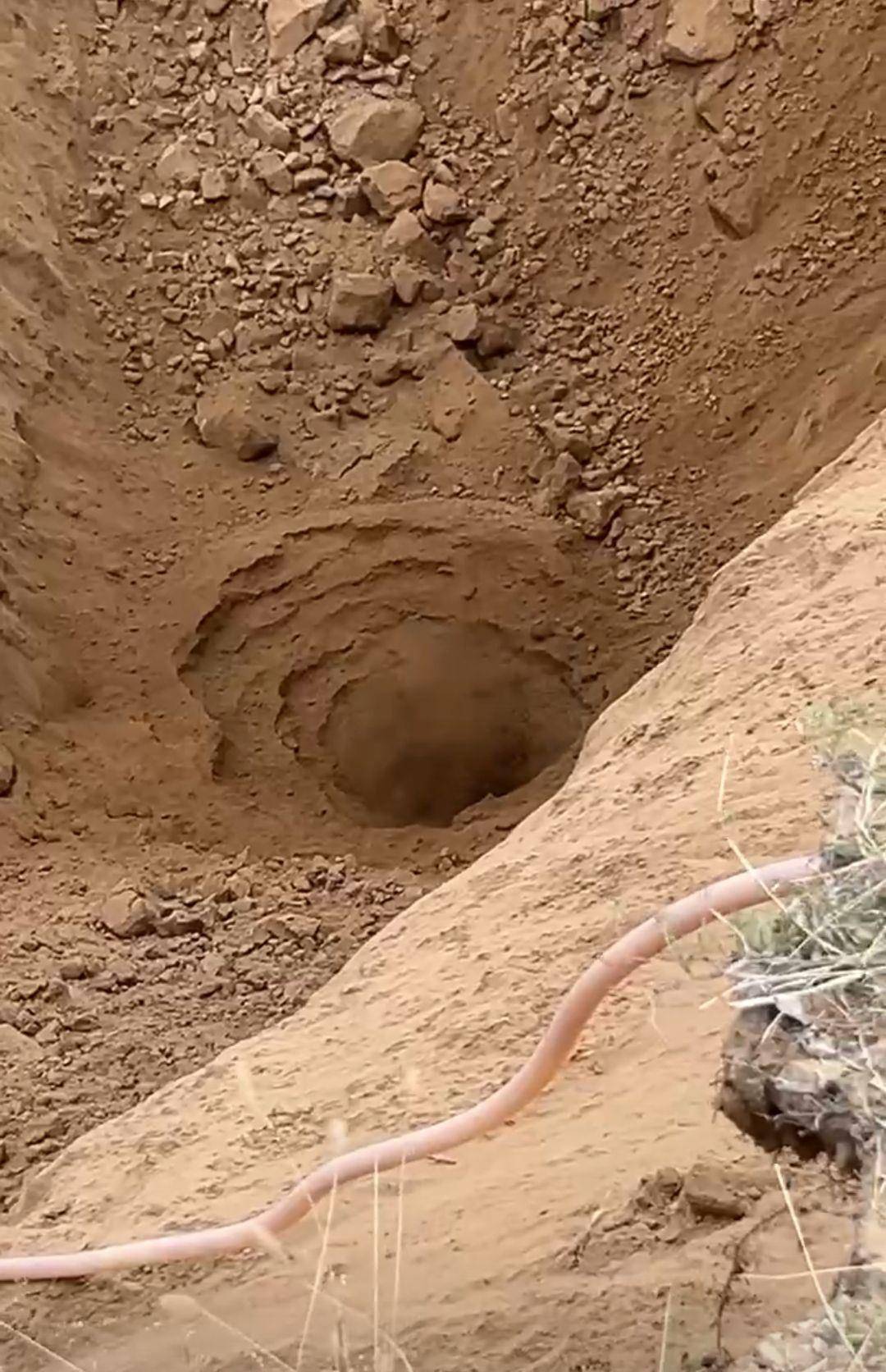 内蒙古一地塌陷形成巨大“天坑”，坑底不断往外喷土，专家分析系“砂涌”，当地政府人员：具体原因正在调查