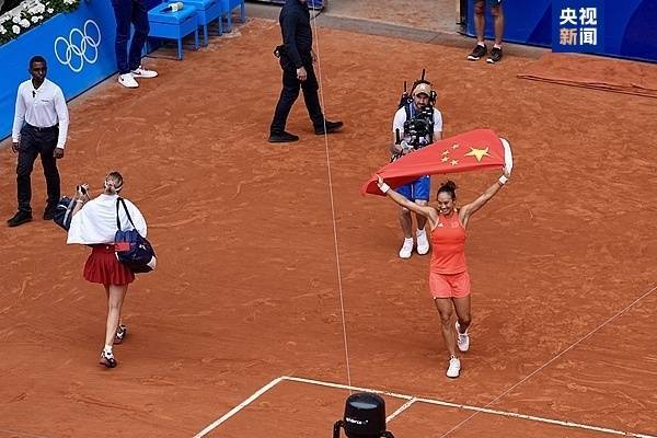 晋级法网32强！郑钦文2-0战胜阿朗戈