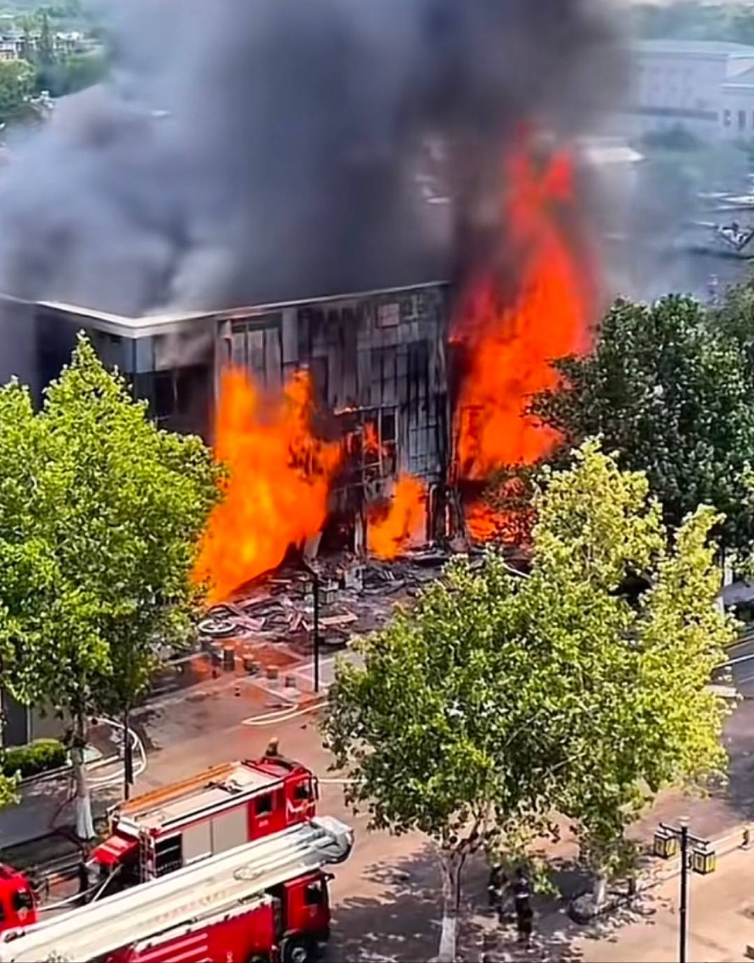 济南突发火灾致5人受伤1人失联，附近商家称“广场晃动了一下”：有明显震动感