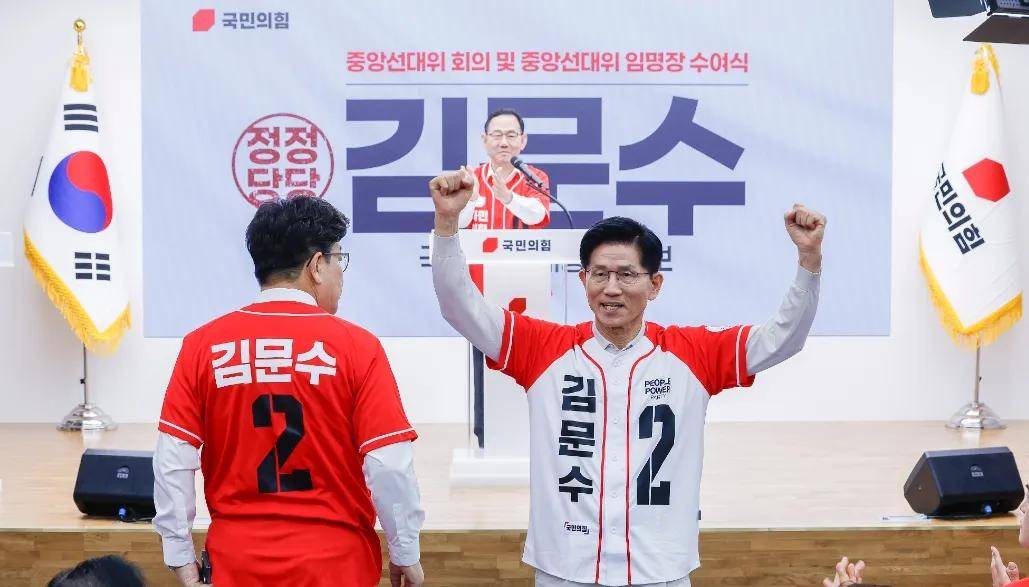 李在明民调大幅领先，朴槿惠和文在寅接连出手，韩国大选惊现新变数！