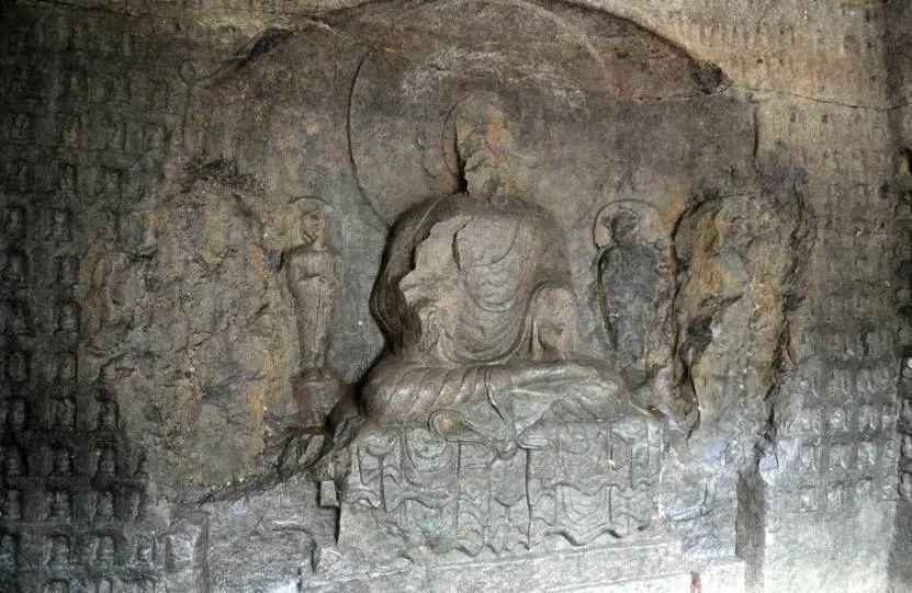 河南鹤壁一水库水位下降现千佛石窟，开凿于东魏内有1043尊石佛，有佛像首部消失，水库管理方回应