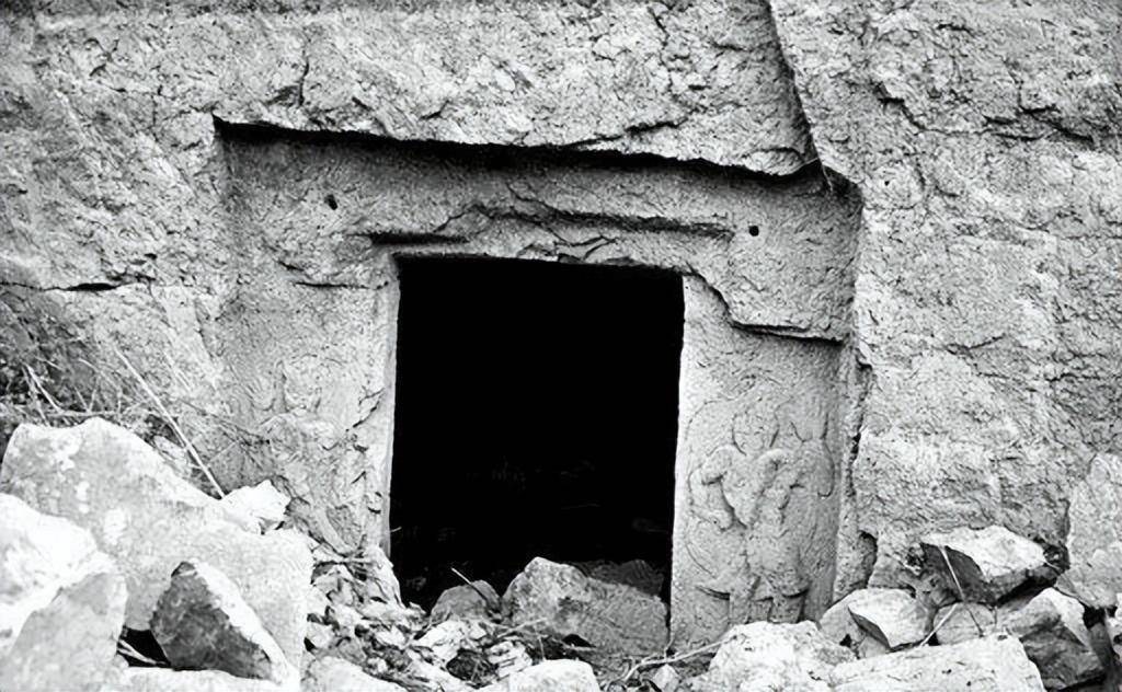 河南鹤壁一水库水位下降现千佛石窟，开凿于东魏内有1043尊石佛，有佛像首部消失，水库管理方回应