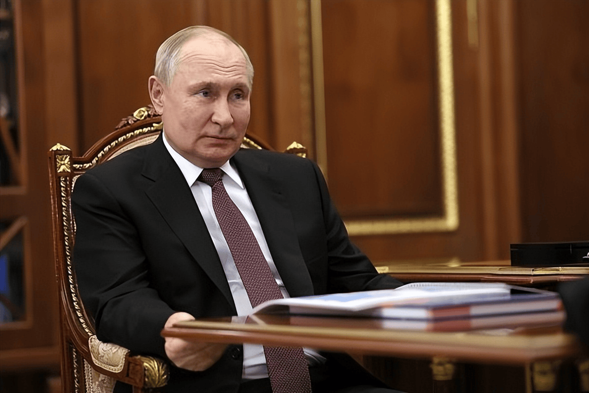 迎头撞见辽宁舰，日本反应激烈，微妙时刻，山东舰也有大动作