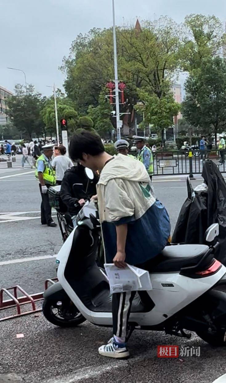 “我妈记错时间了！”高考第二天，连续两名考生向记者借手机联系家长