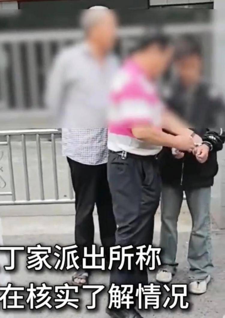 男孩被老翁用手铐铐在街头,重庆璧山警方追查手铐来源