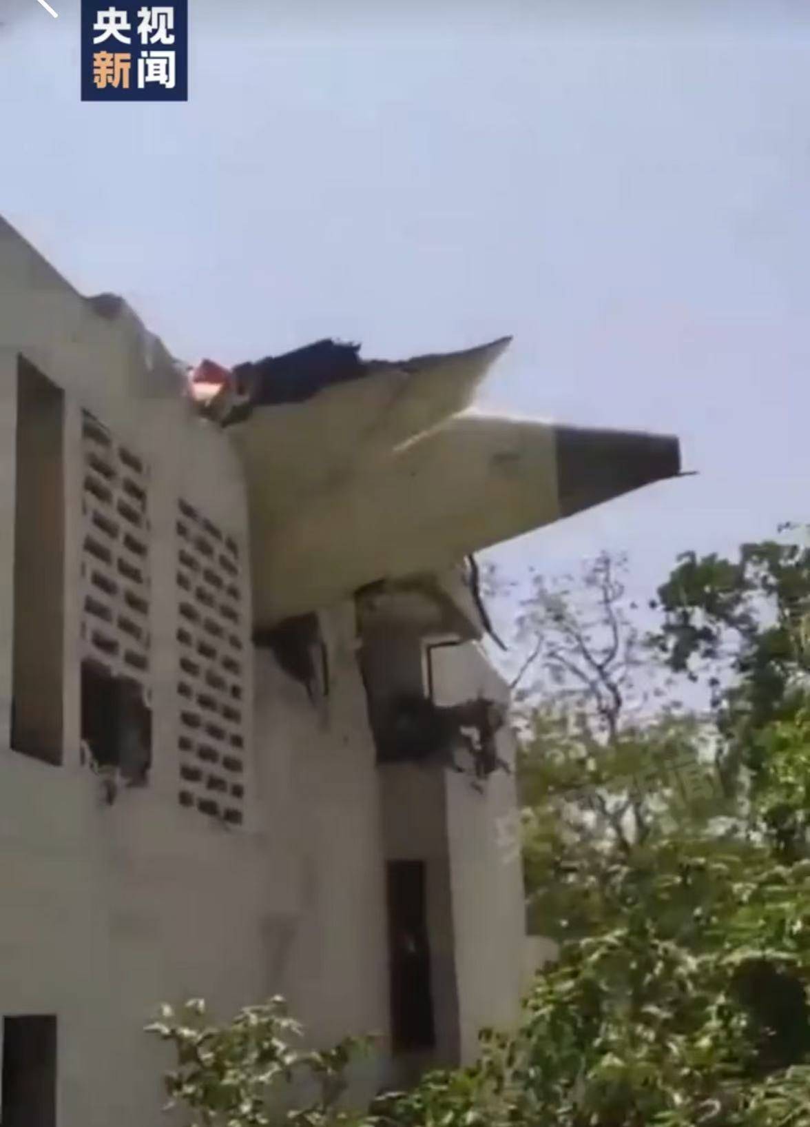 印度坠机事故致超290人死亡！警方发现一名坠机幸存者：手持登机牌能行走，座位是11A！英国首相发声