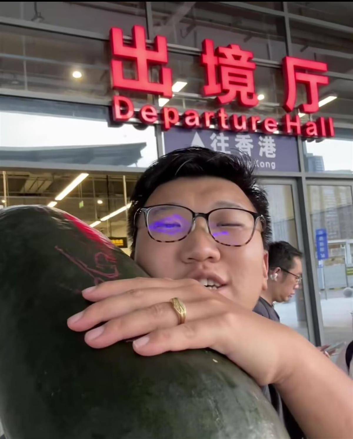 男子在深圳购买28斤重的冬瓜带回香港，给3个月大的女儿当避暑玩具