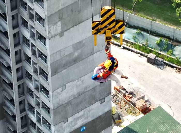 40℃高温！合肥一塔吊操作员因身体不适被困 消防百米高空救援