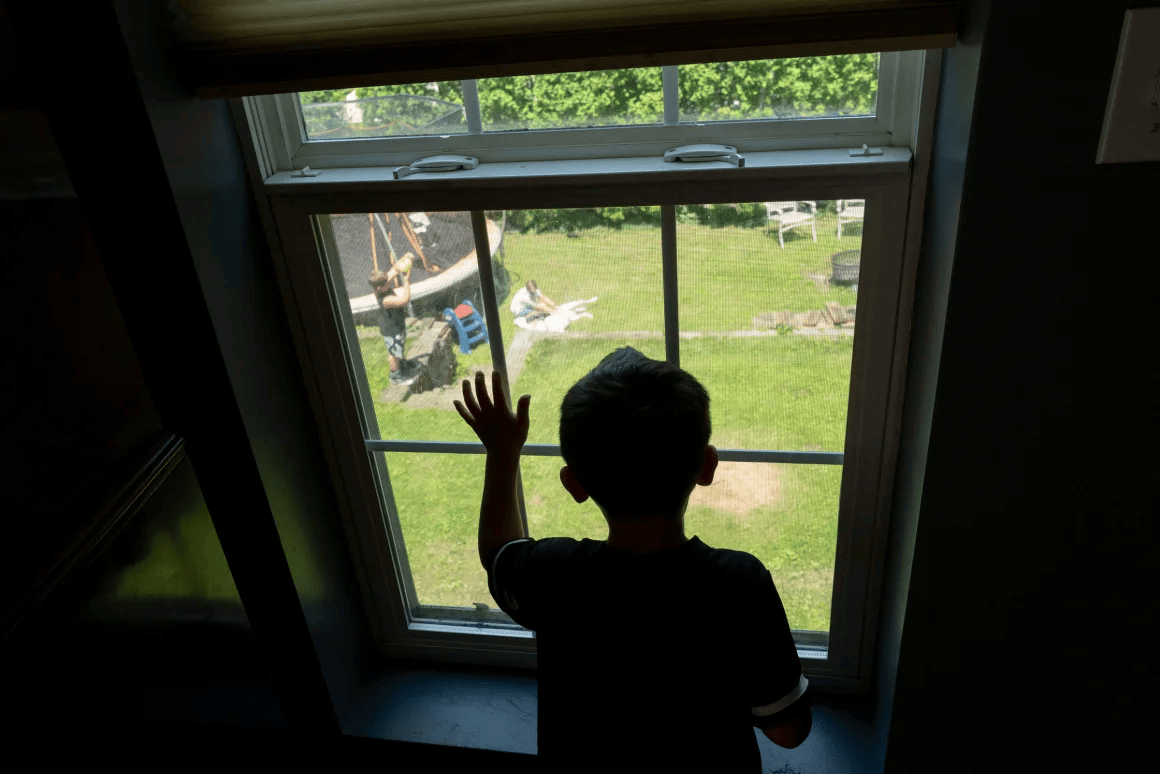 一家人自愿被驱逐出美国：“留在这里是一场赌博”