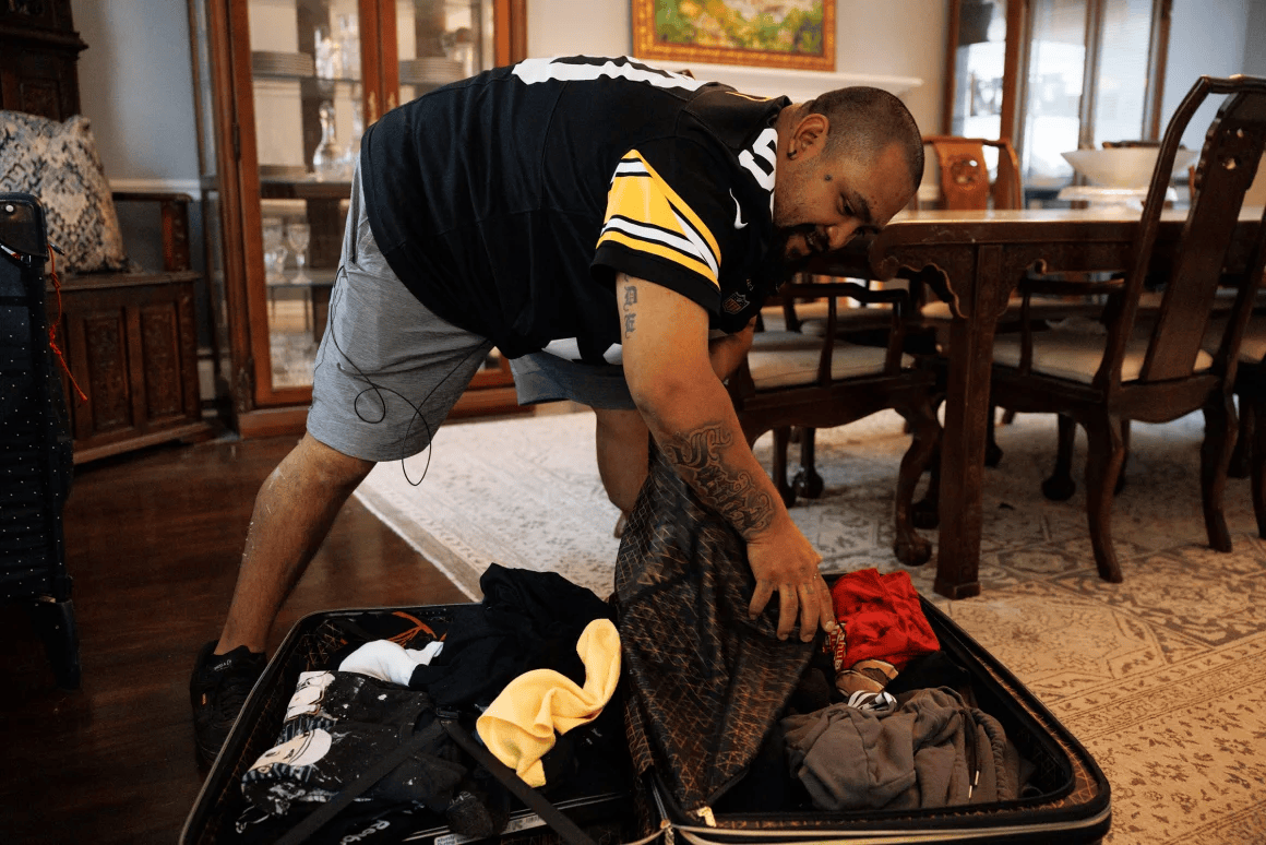 一家人自愿被驱逐出美国：“留在这里是一场赌博”