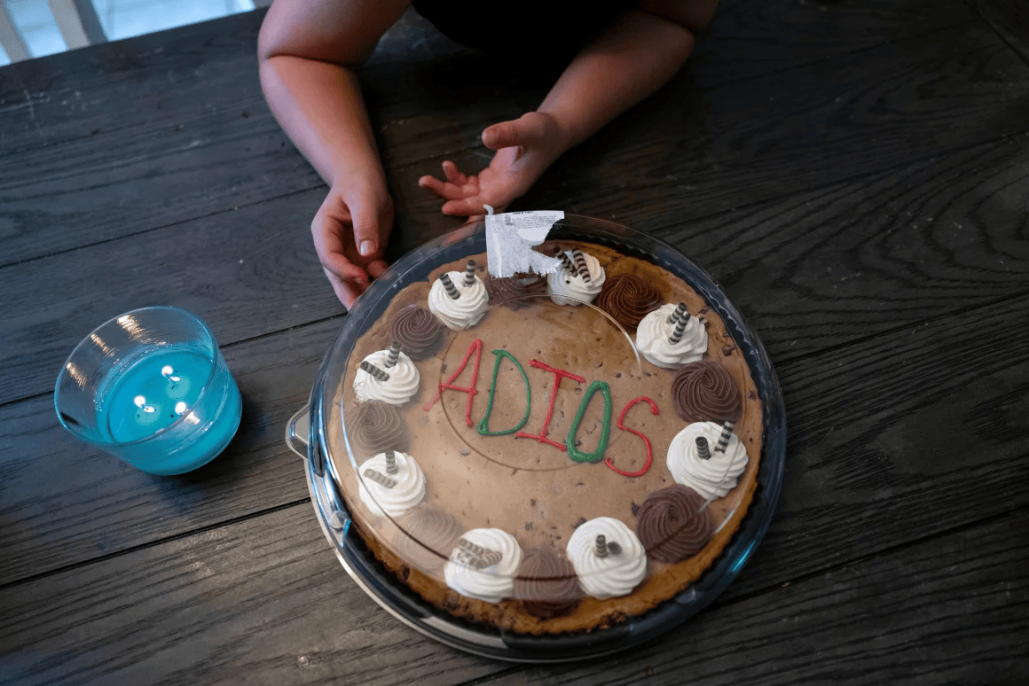 一家人自愿被驱逐出美国：“留在这里是一场赌博”