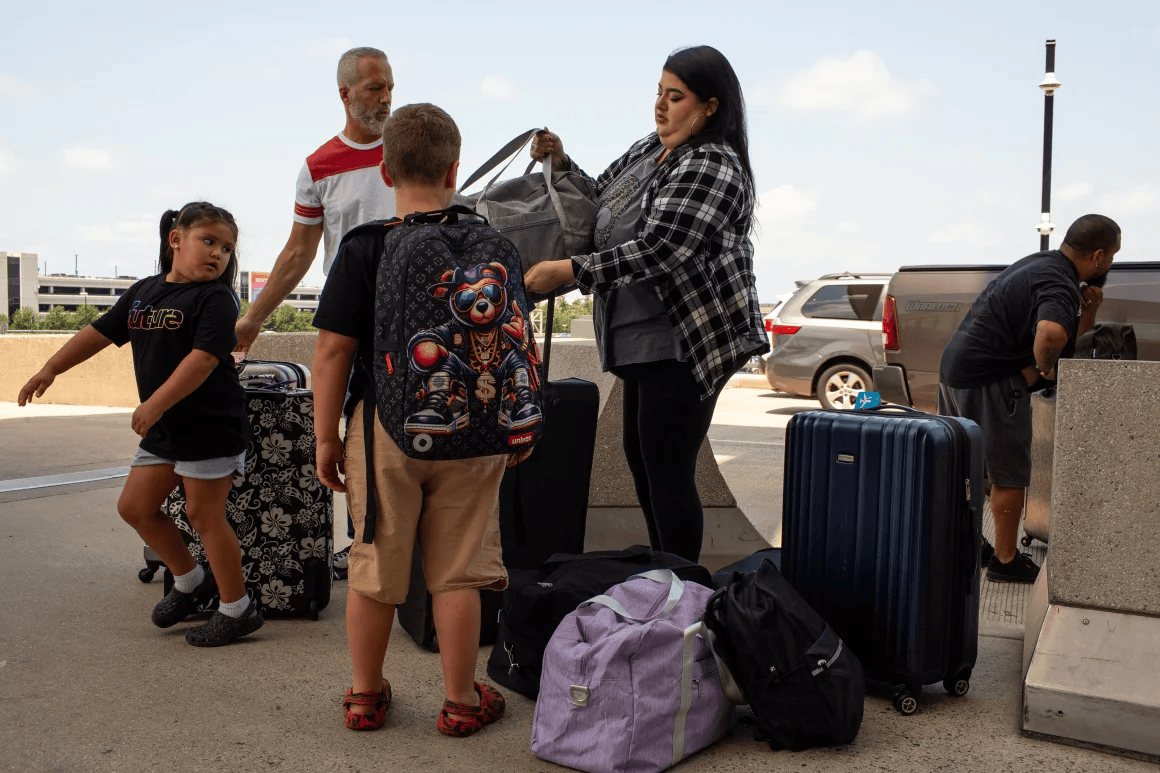 一家人自愿被驱逐出美国：“留在这里是一场赌博”